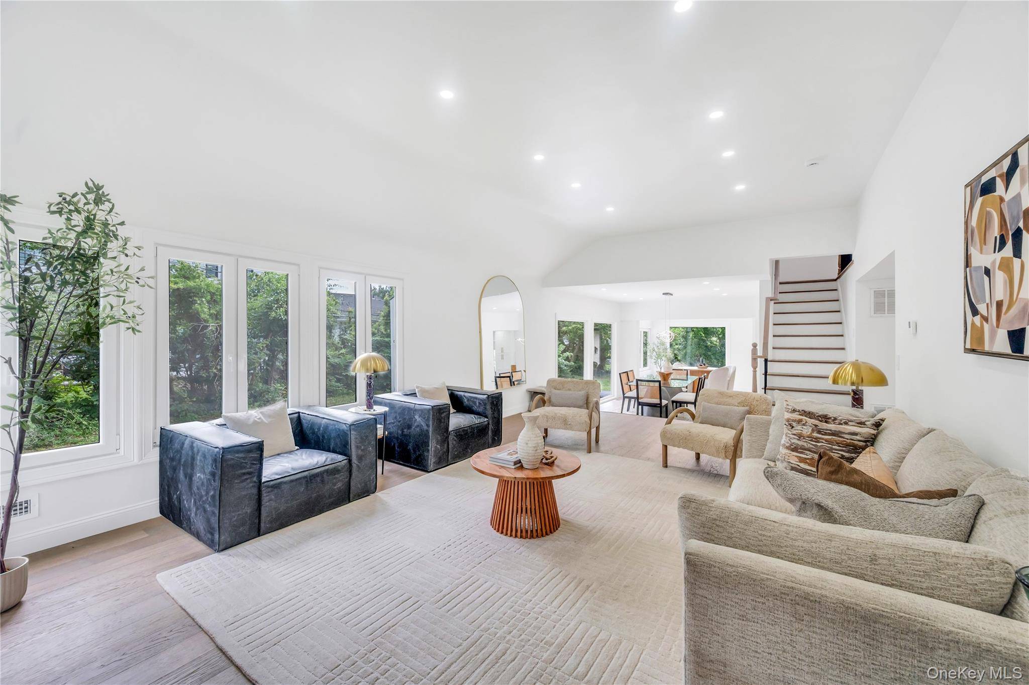 East Hills, NY 11576,14 Lakeville DR