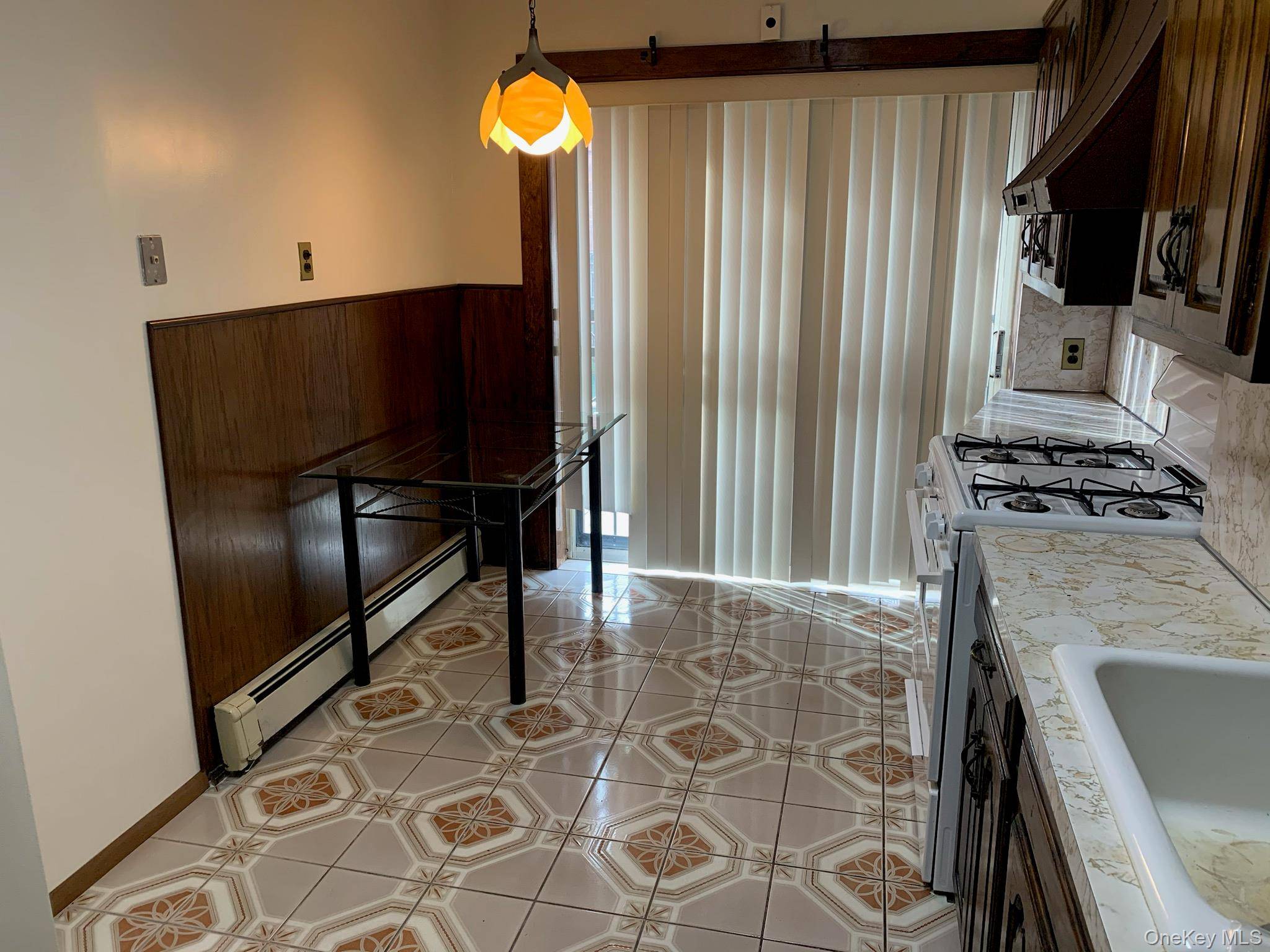 Glendale, NY 11385,7704 85th ST