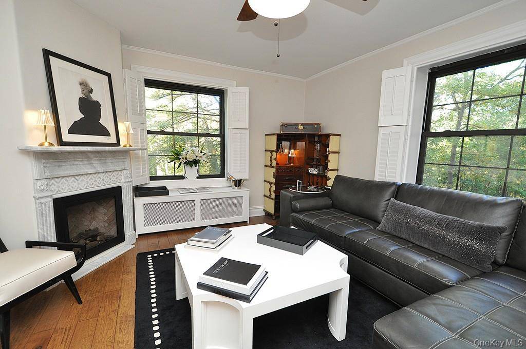 Scarsdale, NY 10583,105 Garth RD #2C