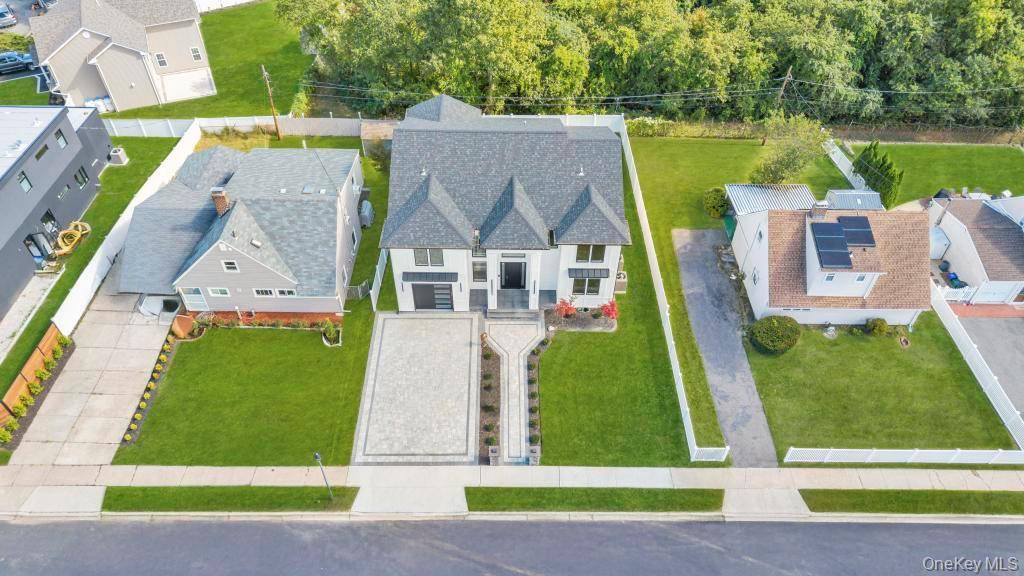 Levittown, NY 11756,9 Short LN