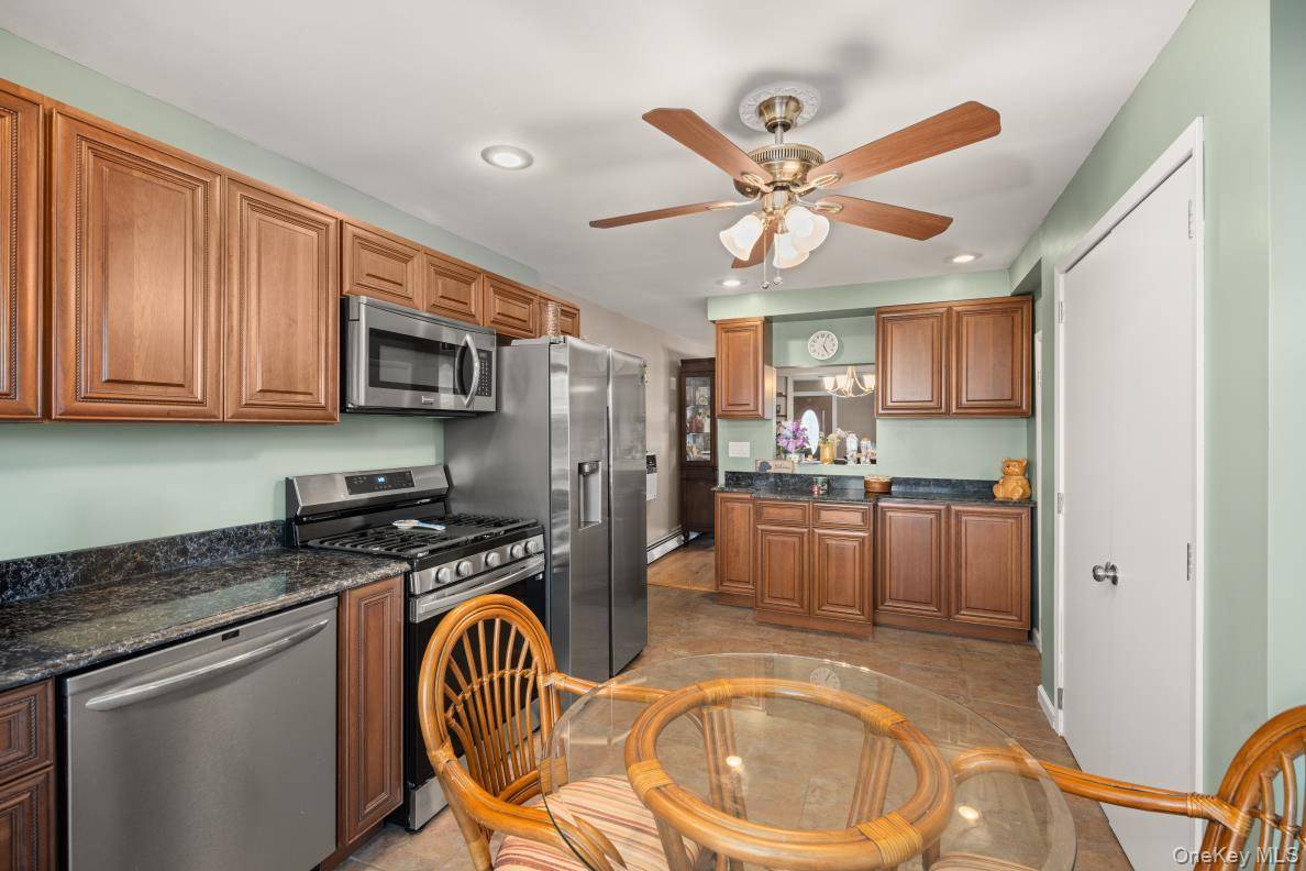 Howard Beach, NY 11693,33 W 11th RD