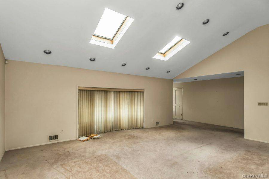 Roslyn, NY 11576,15 Cedar DR