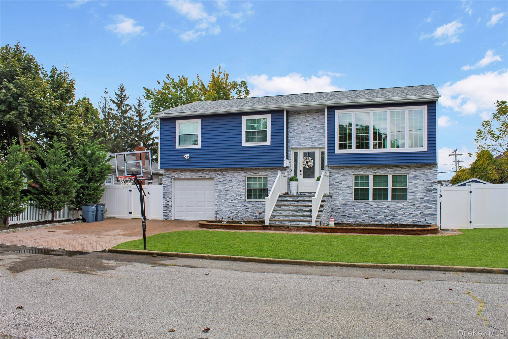 Lindenhurst, NY 11757,125 Spruce ST