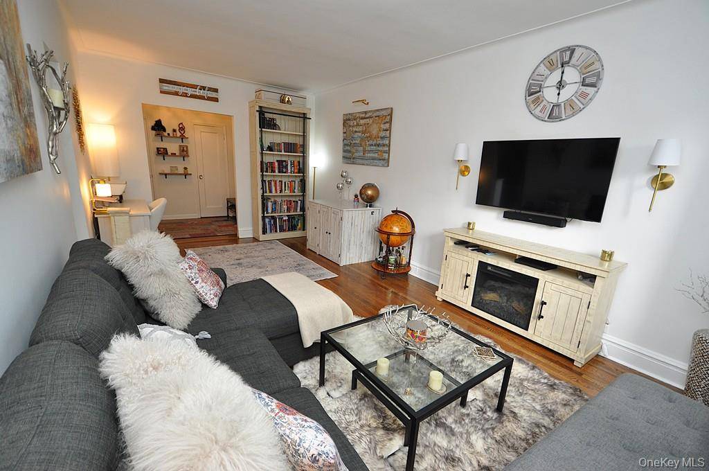 Scarsdale, NY 10583,143 Garth RD #3L