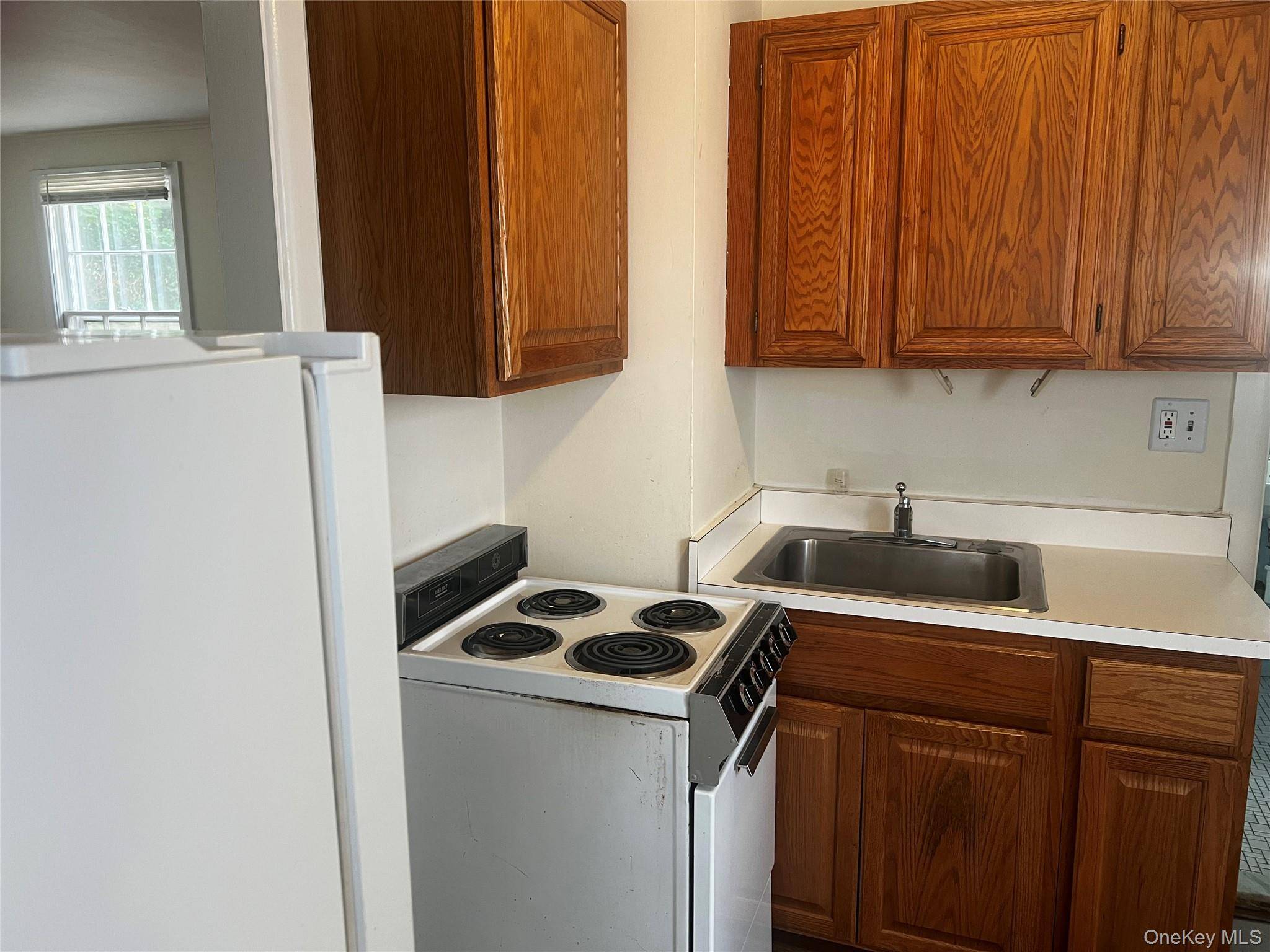 Locust Valley, NY 11560,14 Oyster Bay RD