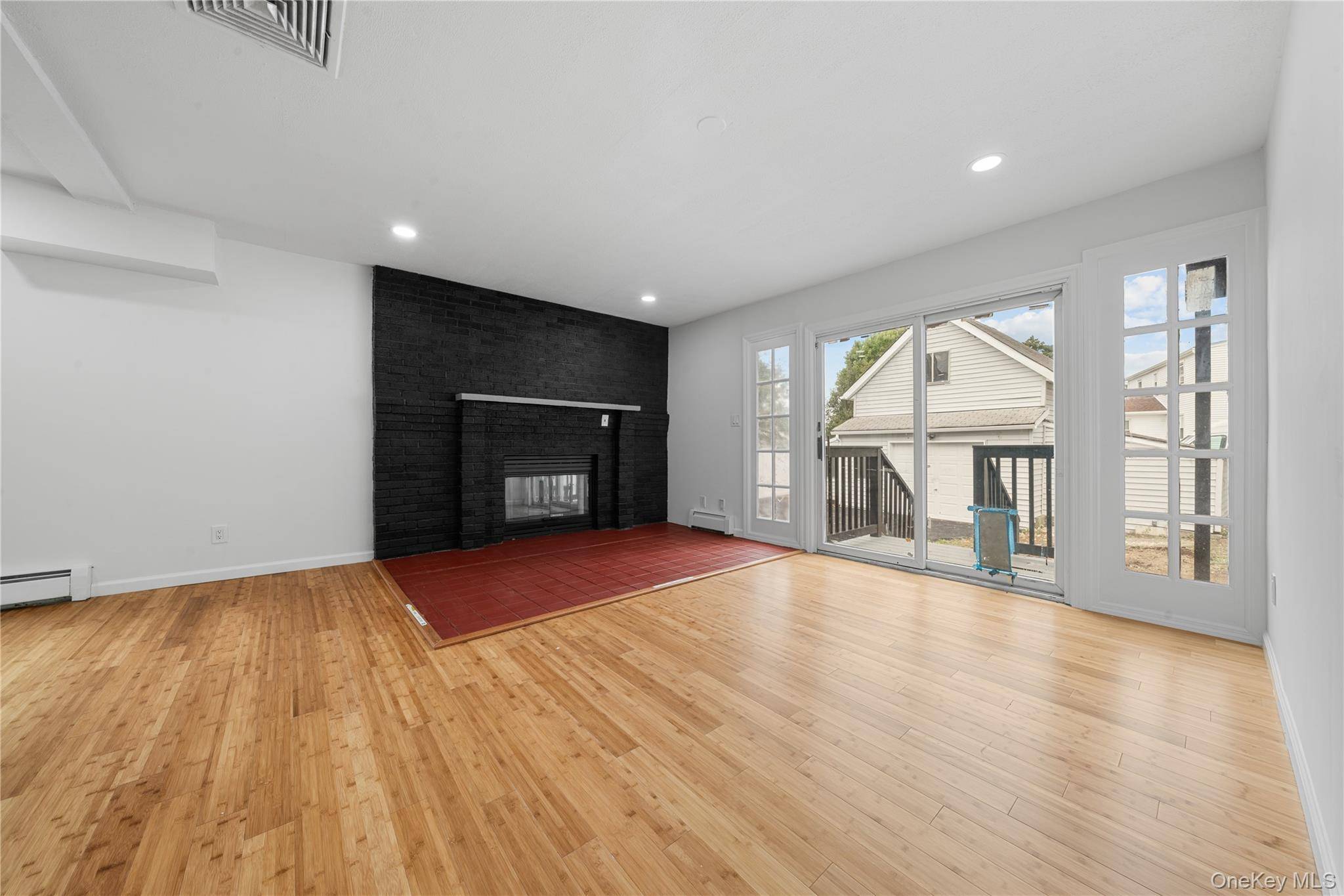 Freeport, NY 11520,16 Johnson PL