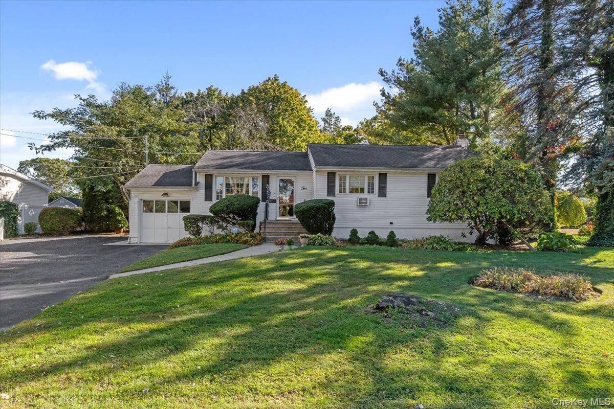 Bay Shore, NY 11706,2 Flower Hill LN