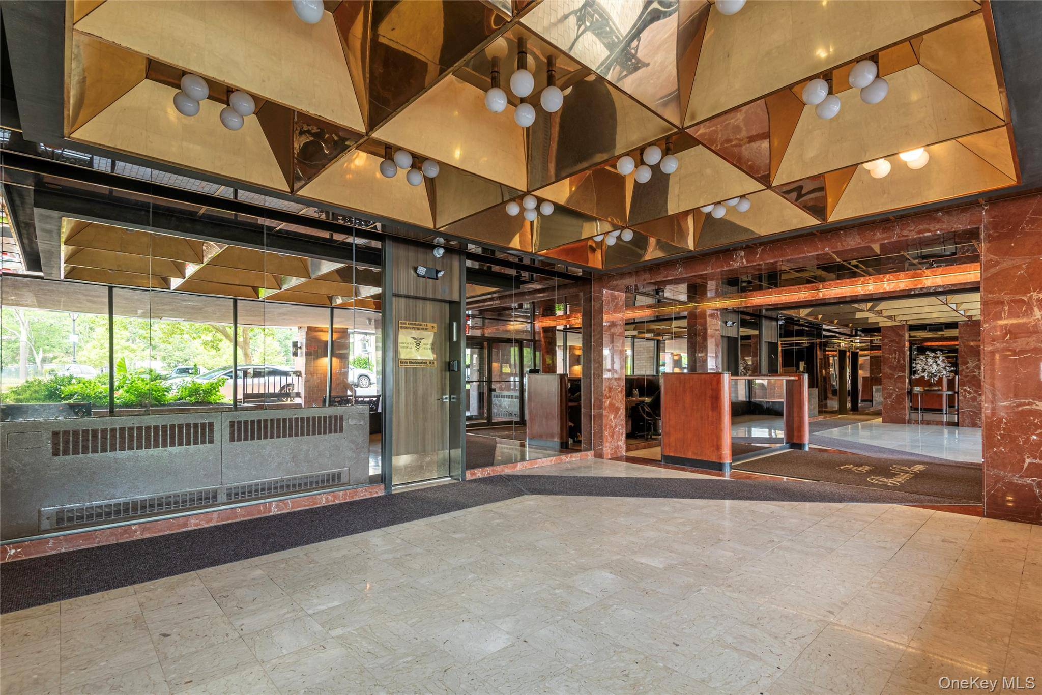 Great Neck, NY 11021,12 BOND ST #4-C