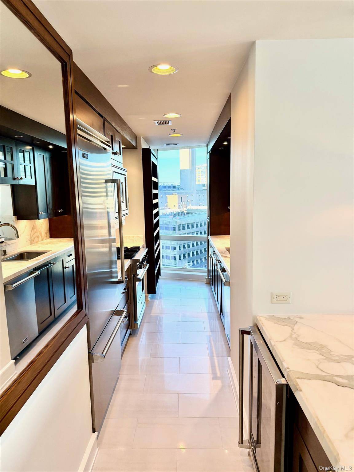 White Plains, NY 10601,1 Renaissance SQ #11A