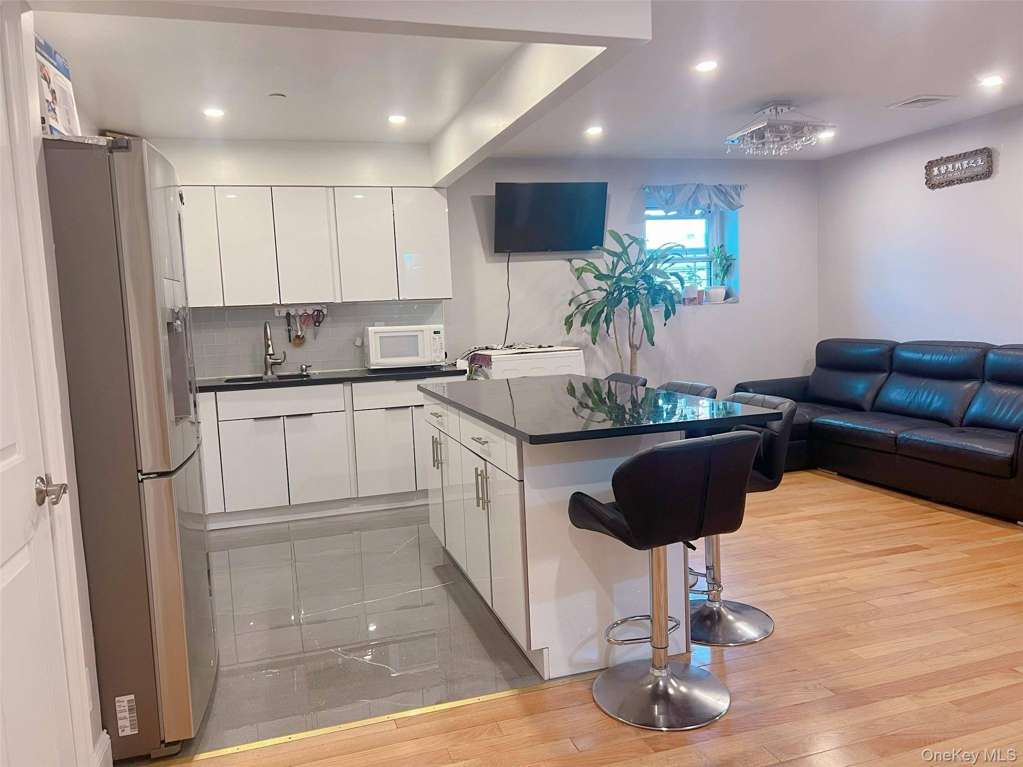 Flushing, NY 11354,135-10 35th AVE #3B