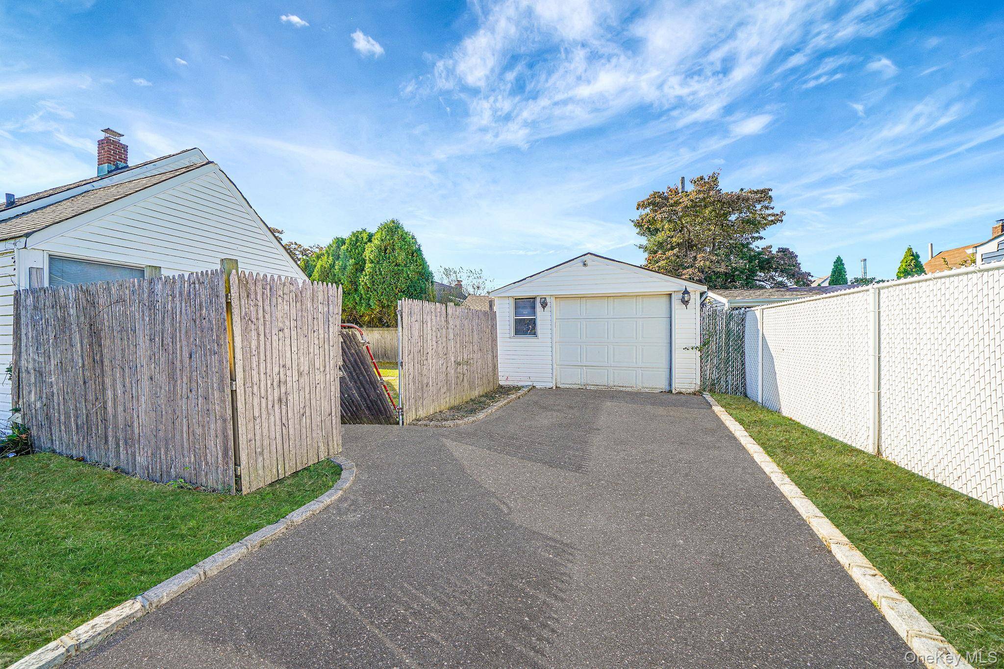 Levittown, NY 11756,36 Bowling LN