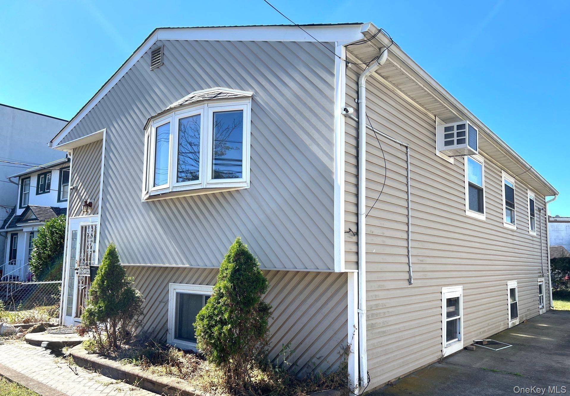 Freeport, NY 11520,11 Mount AVE