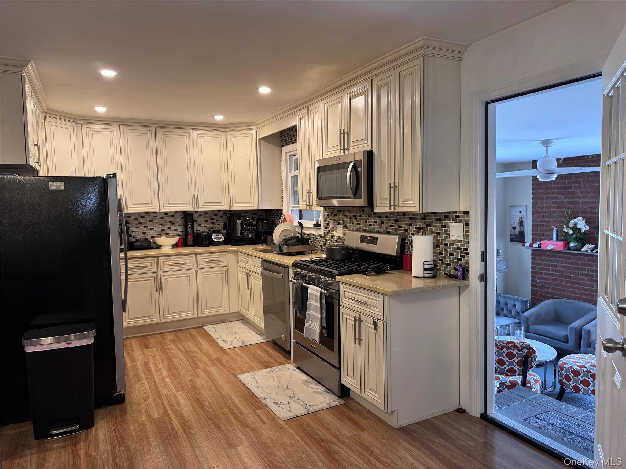 Glen Cove, NY 11542,10 Dougherty ST