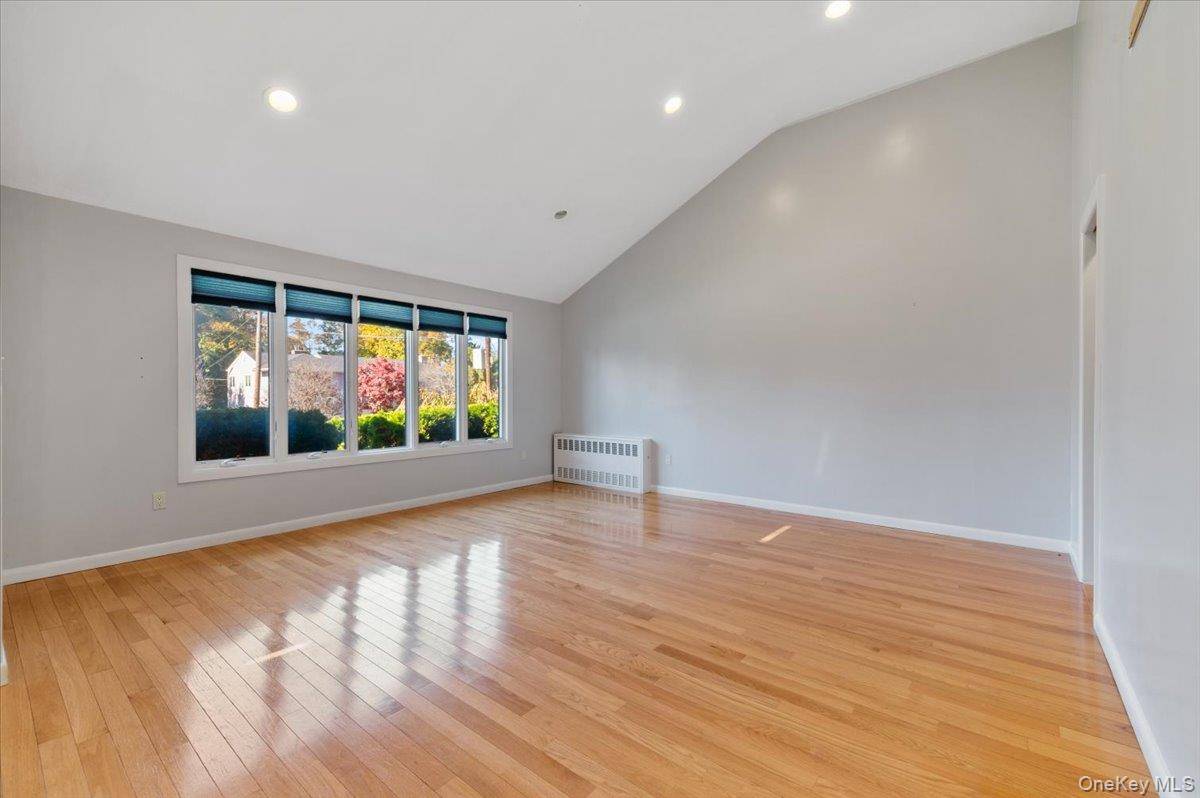 Roslyn Heights, NY 11577,25 Belmont DR