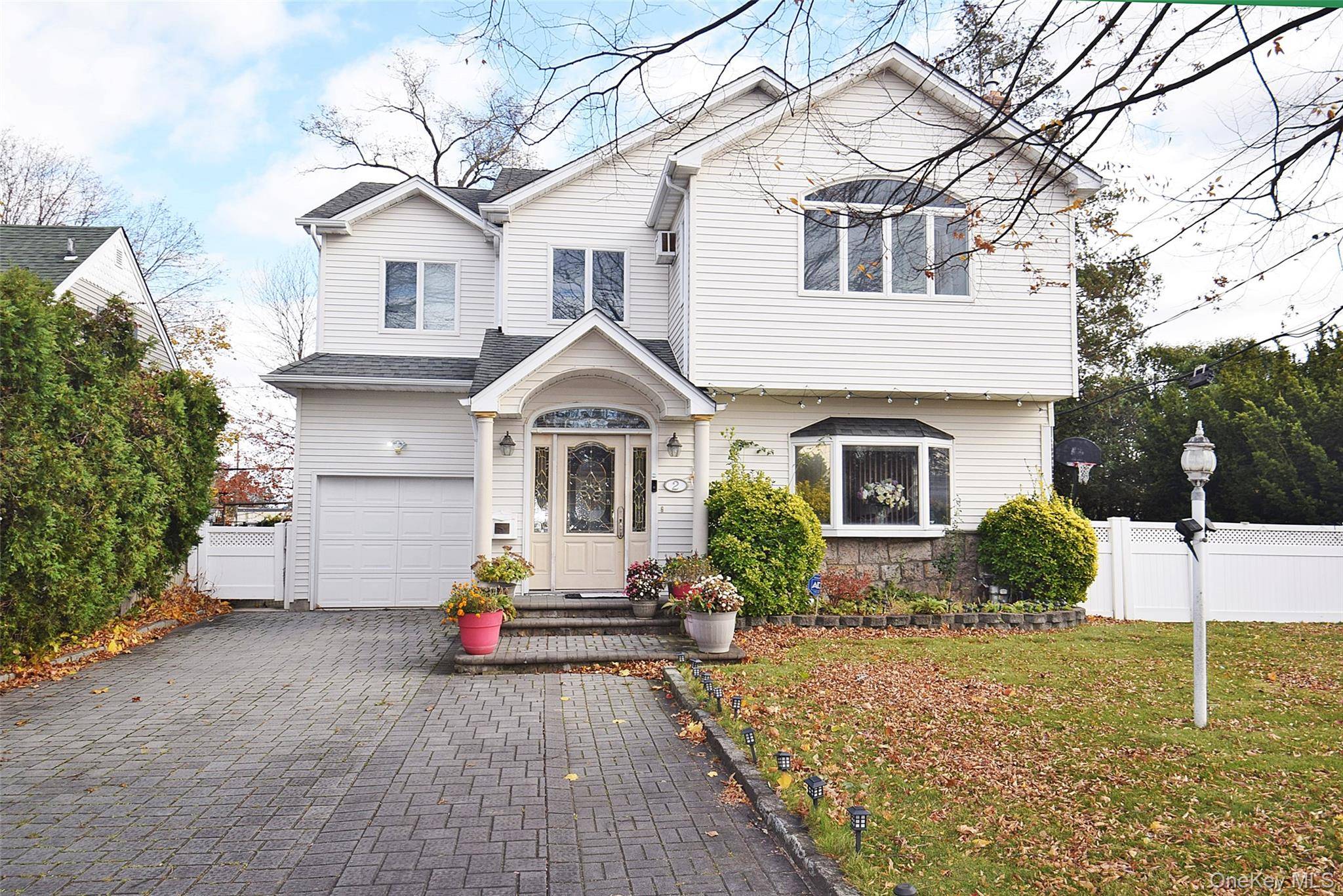 New Hyde Park, NY 11040,2 Aster DR