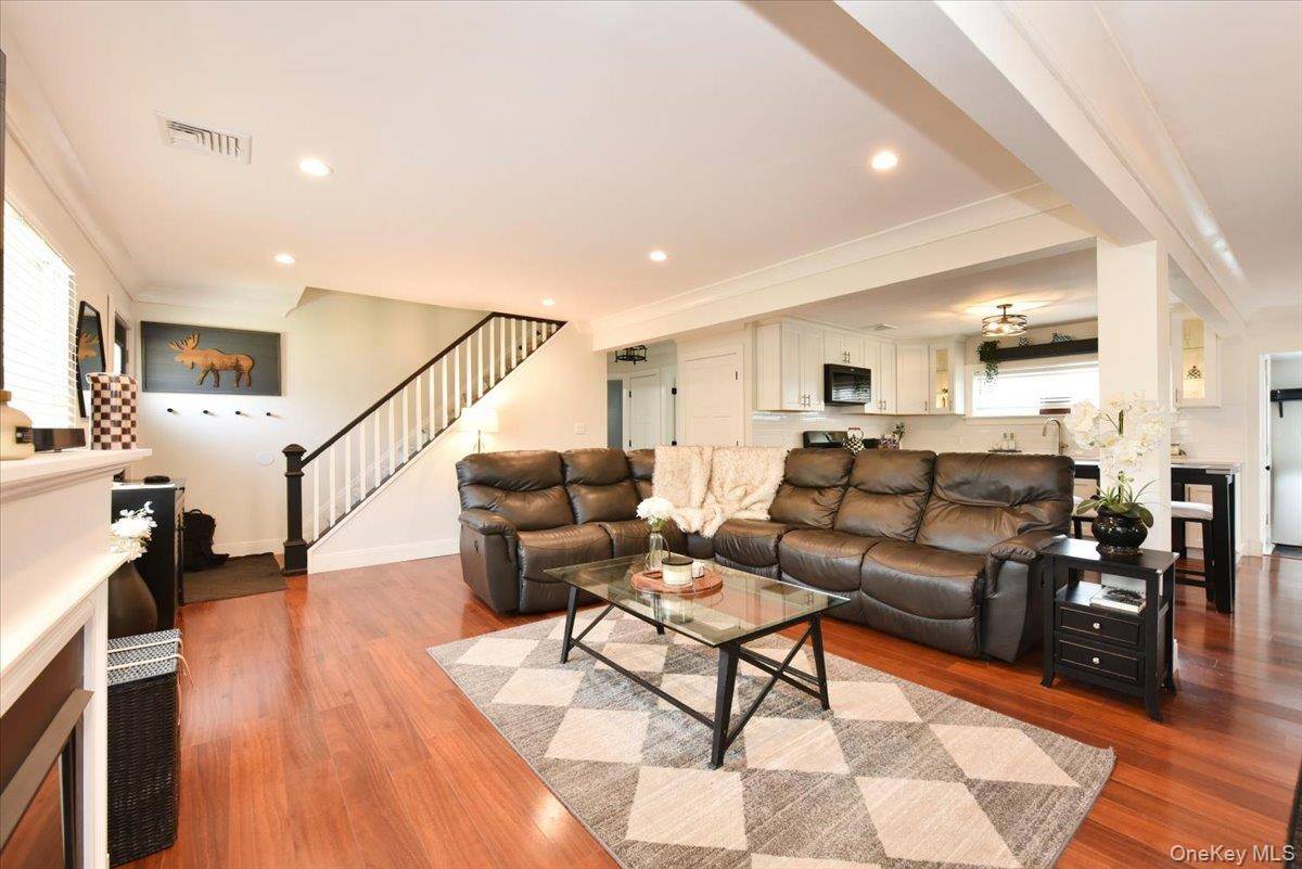 Massapequa, NY 11758,321 Brendan AVE