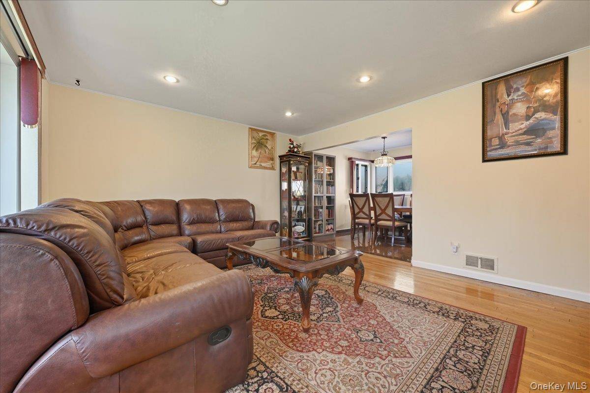 Elmont, NY 11003,162 Crown AVE