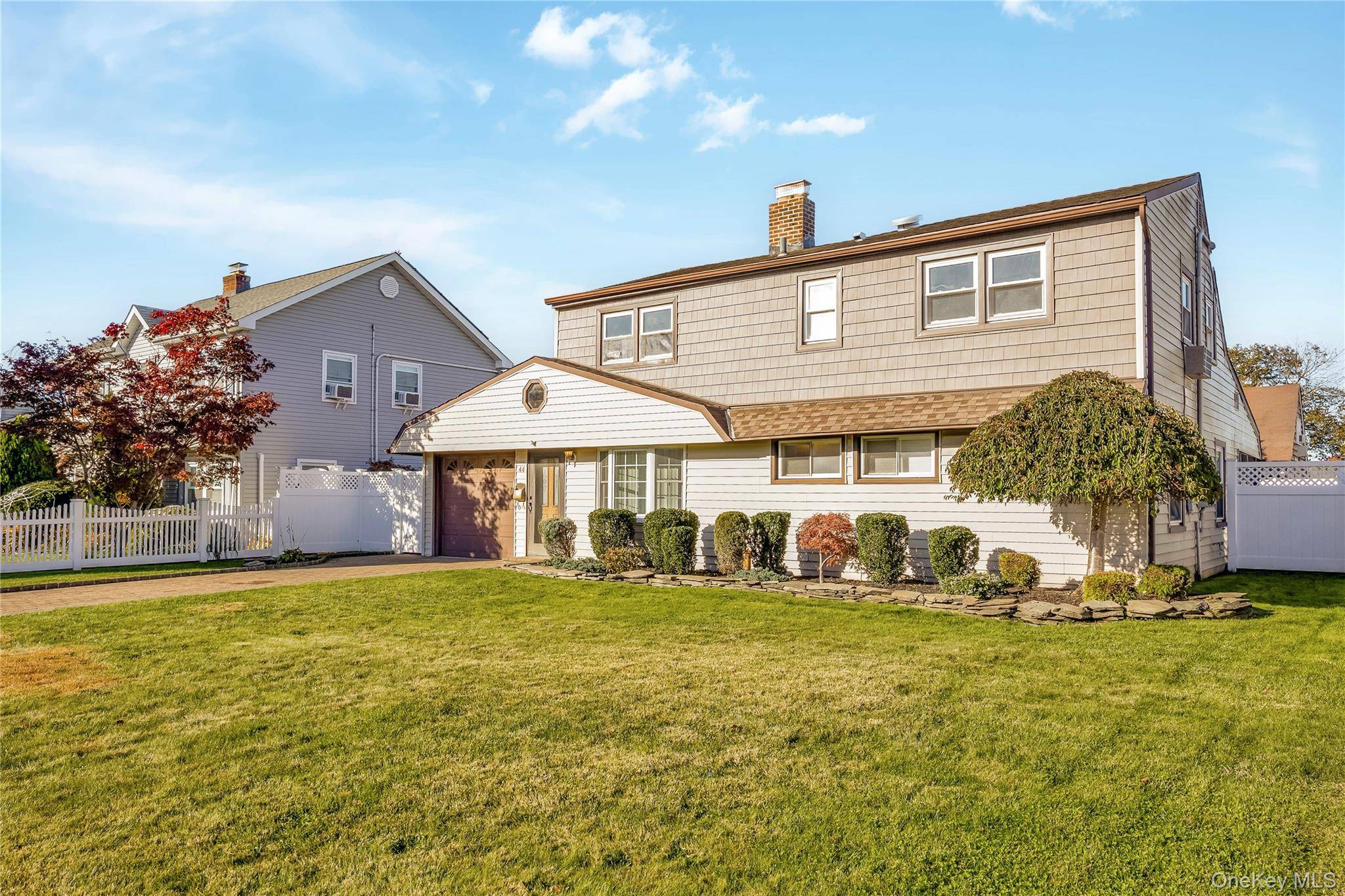 Levittown, NY 11756,44 Sparrow LN