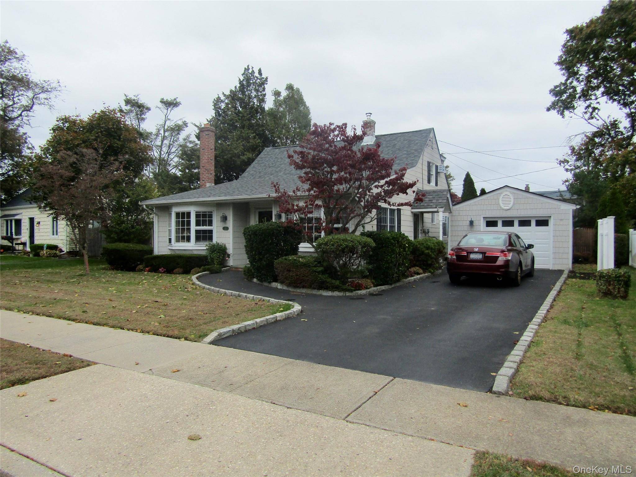 Levittown, NY 11756,25 Pinetree LN