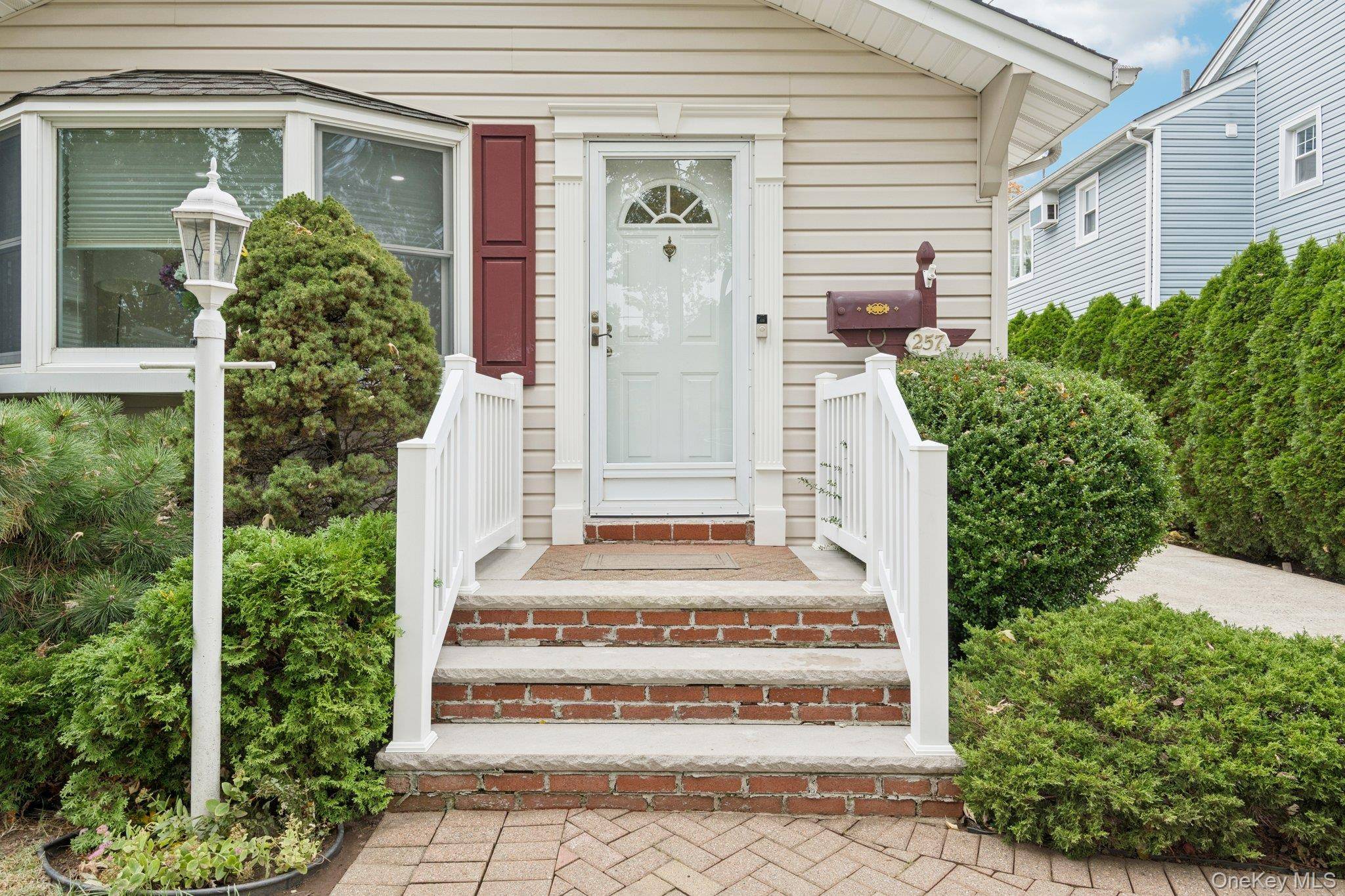 Floral Park, NY 11001,257 Bryant AVE