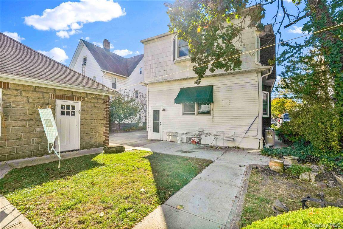 Richmond Hill North, NY 11418,86-09 104th ST