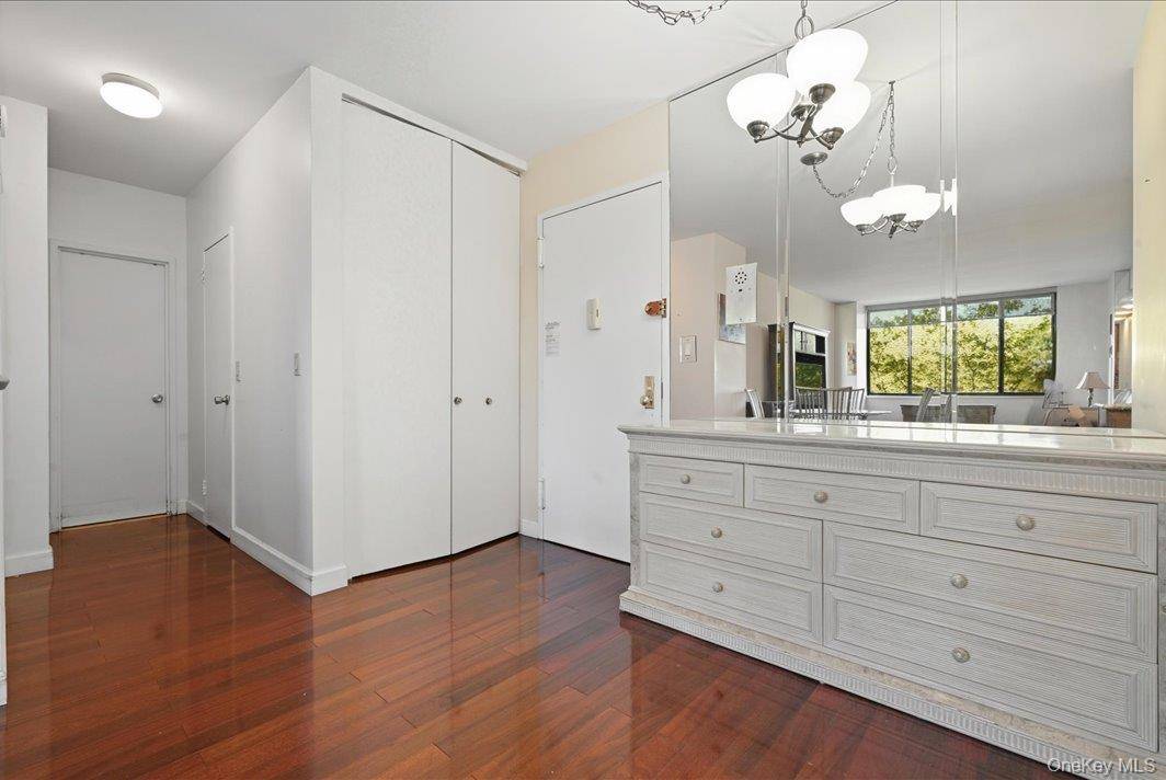 Floral Park, NY 11005,26910 Grand Central Pkwy #5M