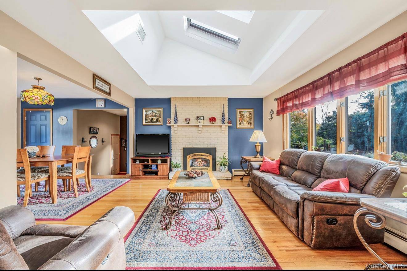 Lindenhurst, NY 11757,44 Lenox ST