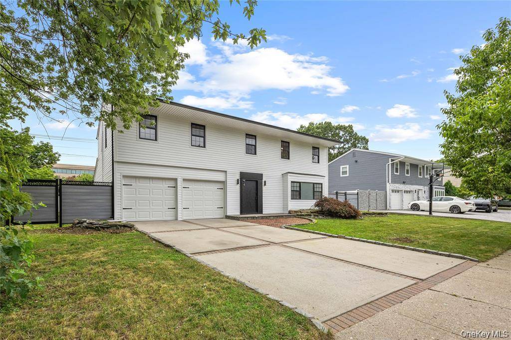 Woodbury, NY 11797,26 Roseanne DR