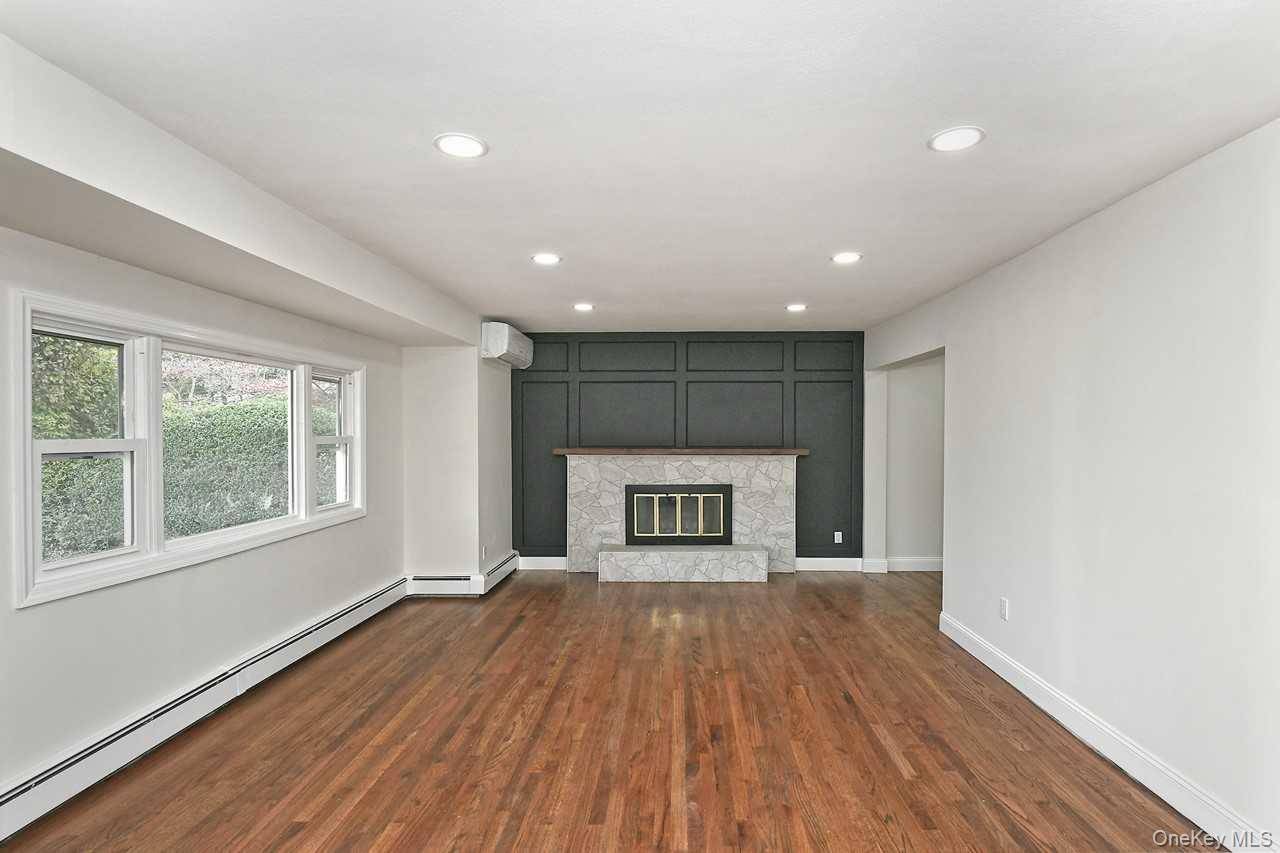 Huntington, NY 11743,434 W Main