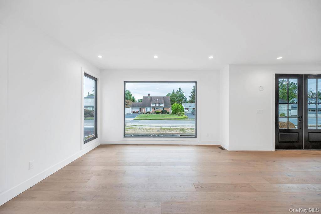 Wantagh, NY 11793,25 Red Maple Dr N