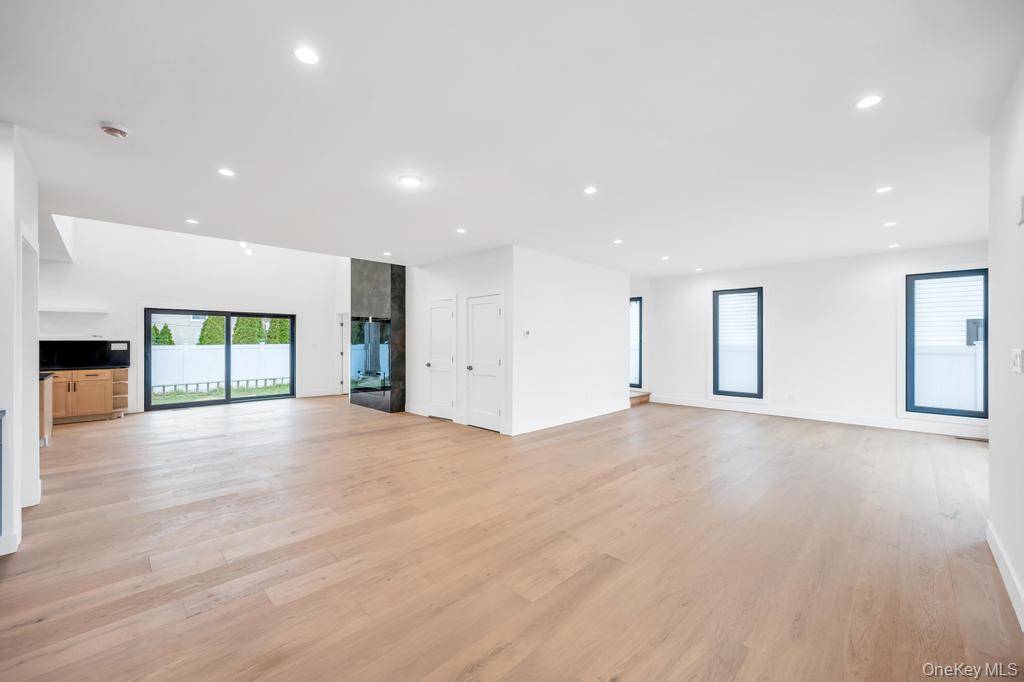 Wantagh, NY 11793,25 Red Maple Dr N