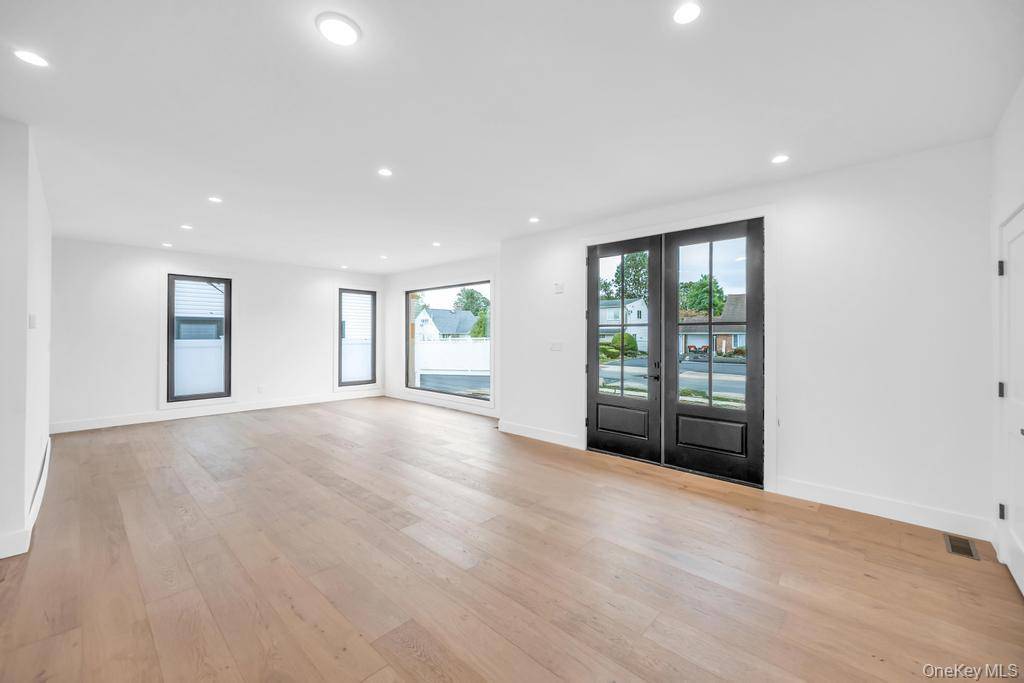 Wantagh, NY 11793,25 Red Maple Dr N