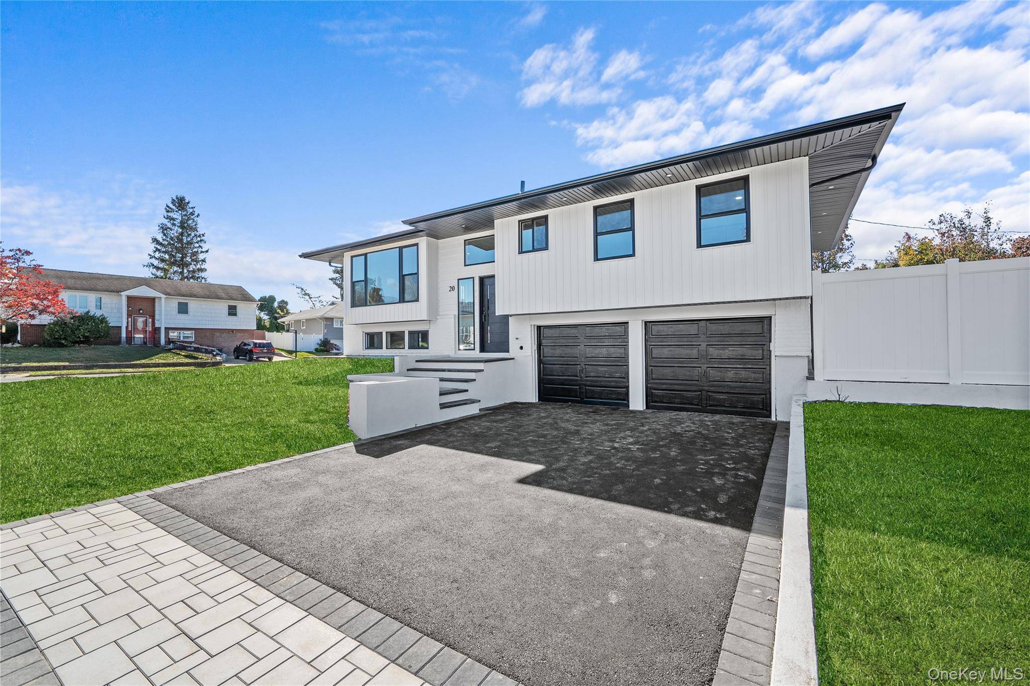 Plainview, NY 11803,20 Briarwood LN