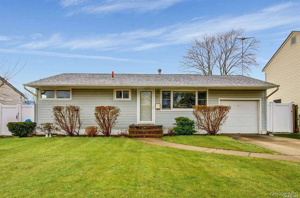 Plainview, NY 11803,15 Janet DR