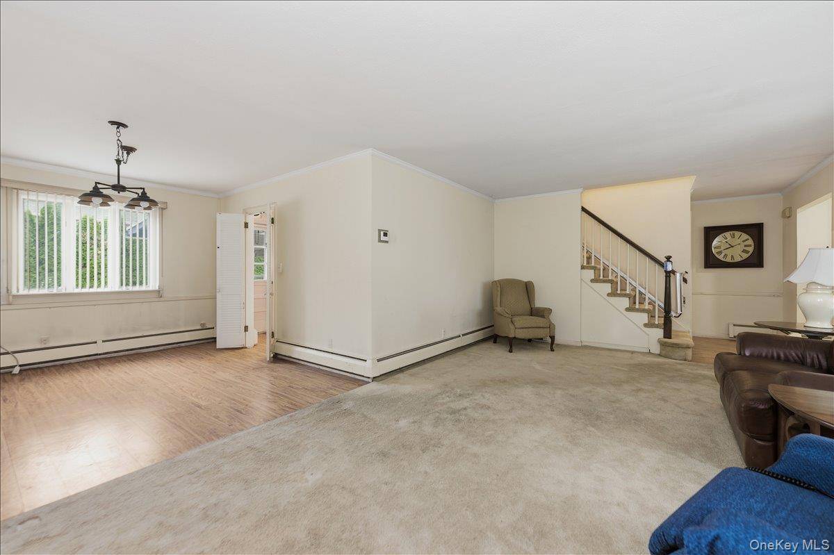 Great Neck, NY 11023,74 Colgate RD