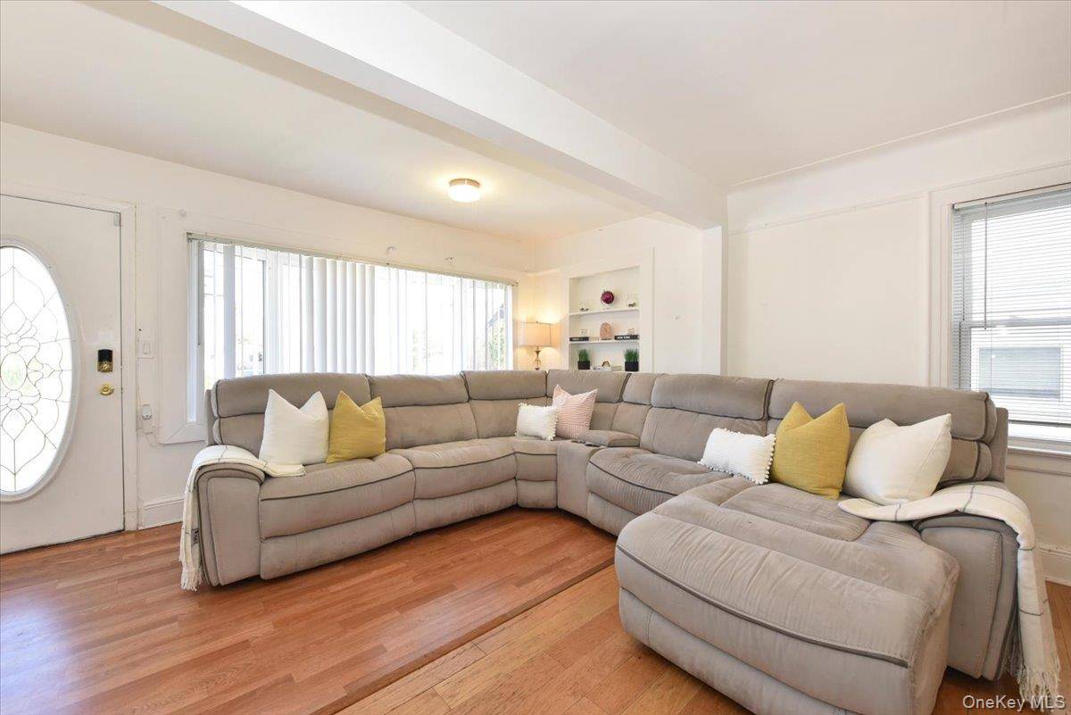 Saint Albans, NY 11412,120-20 194th ST