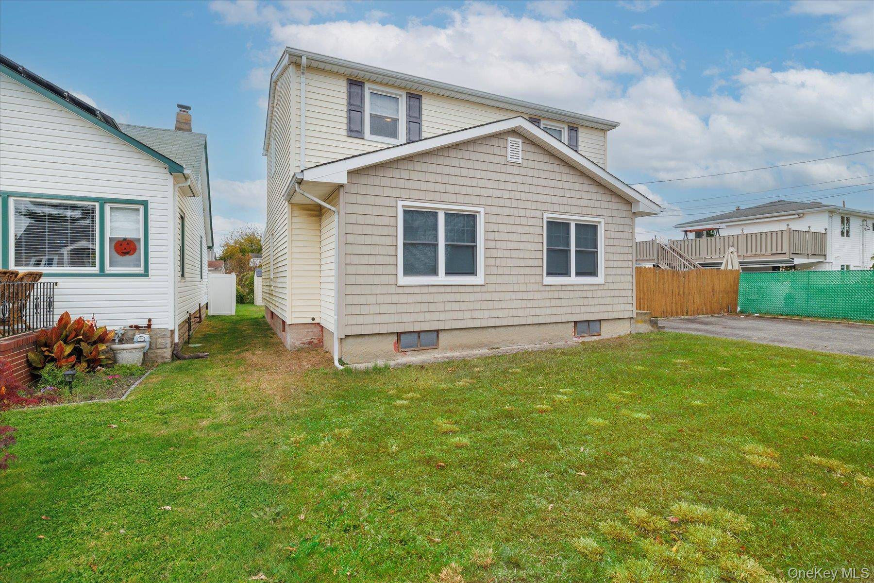 Lindenhurst, NY 11757,184 Dallas ST