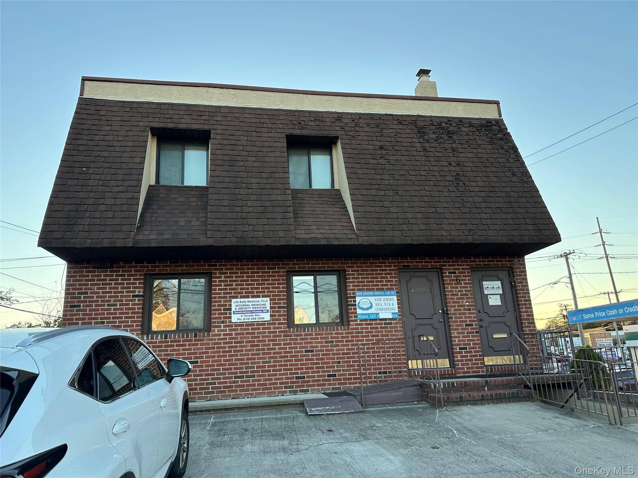 New Hyde Park, NY 11040,6 Tuxedo Avenue