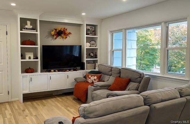 Riverhead, NY 11901,152 Mill RD