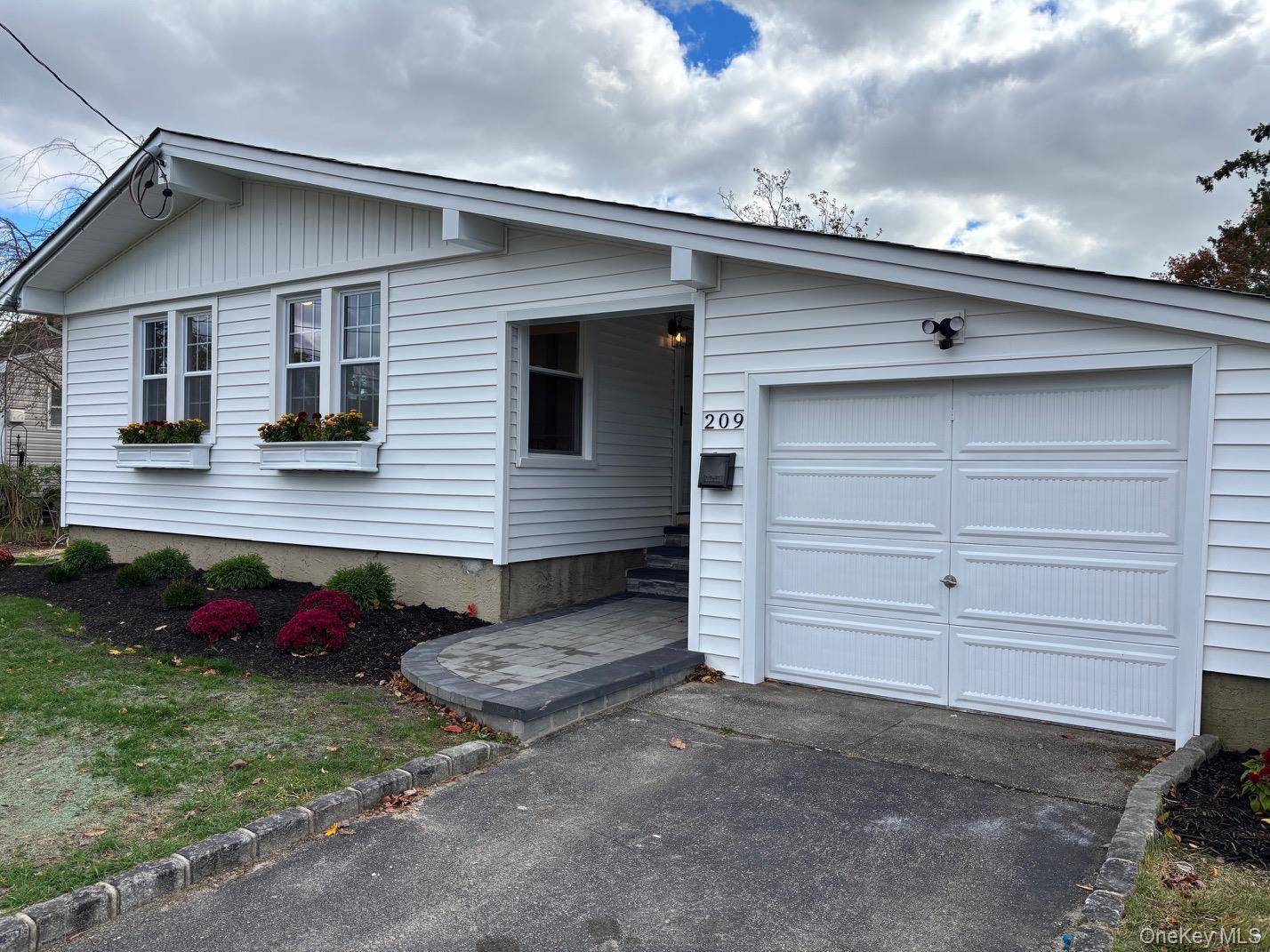 Sayville, NY 11782,209 Loop DR