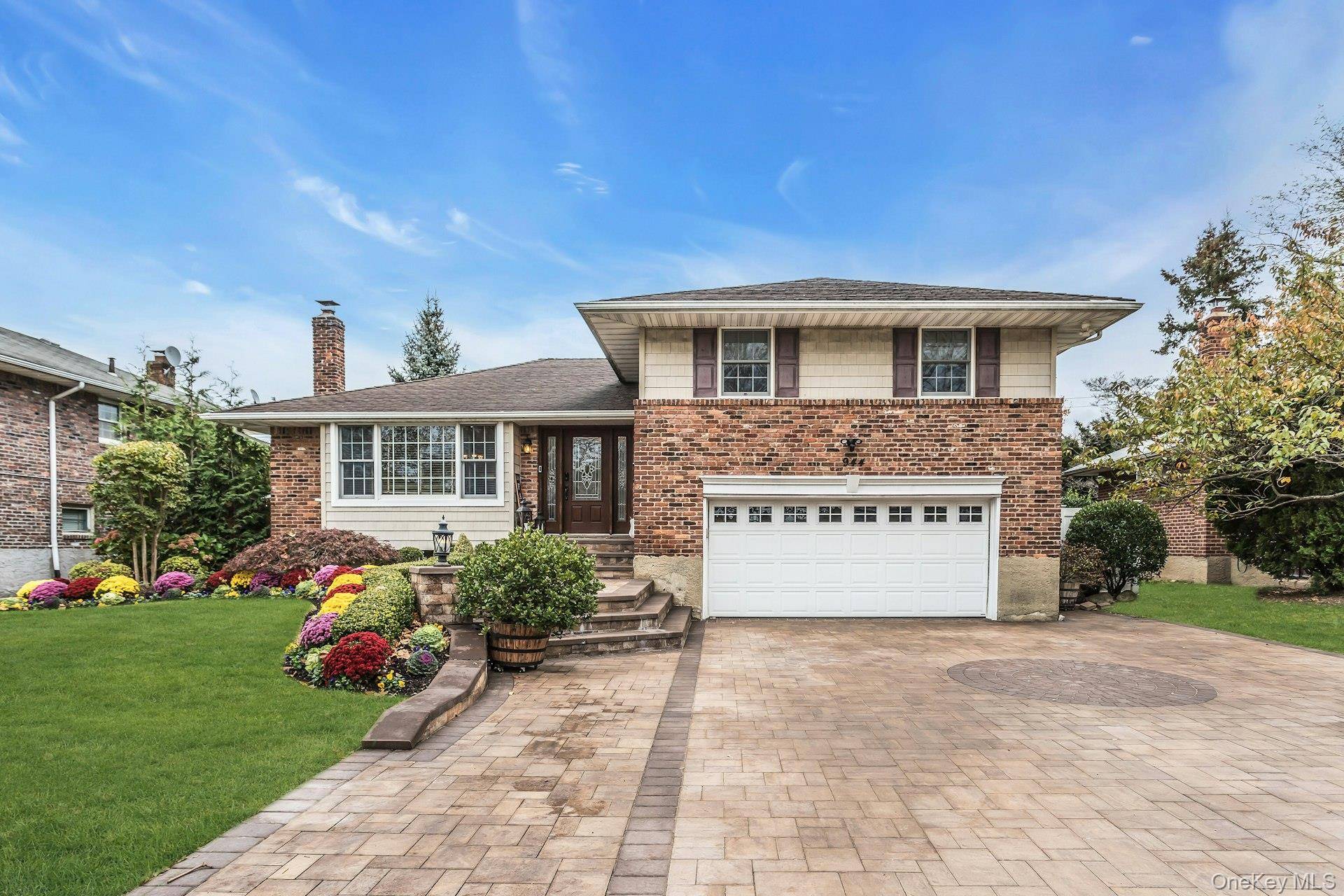 Westbury, NY 11590,944 Plum Tree RD