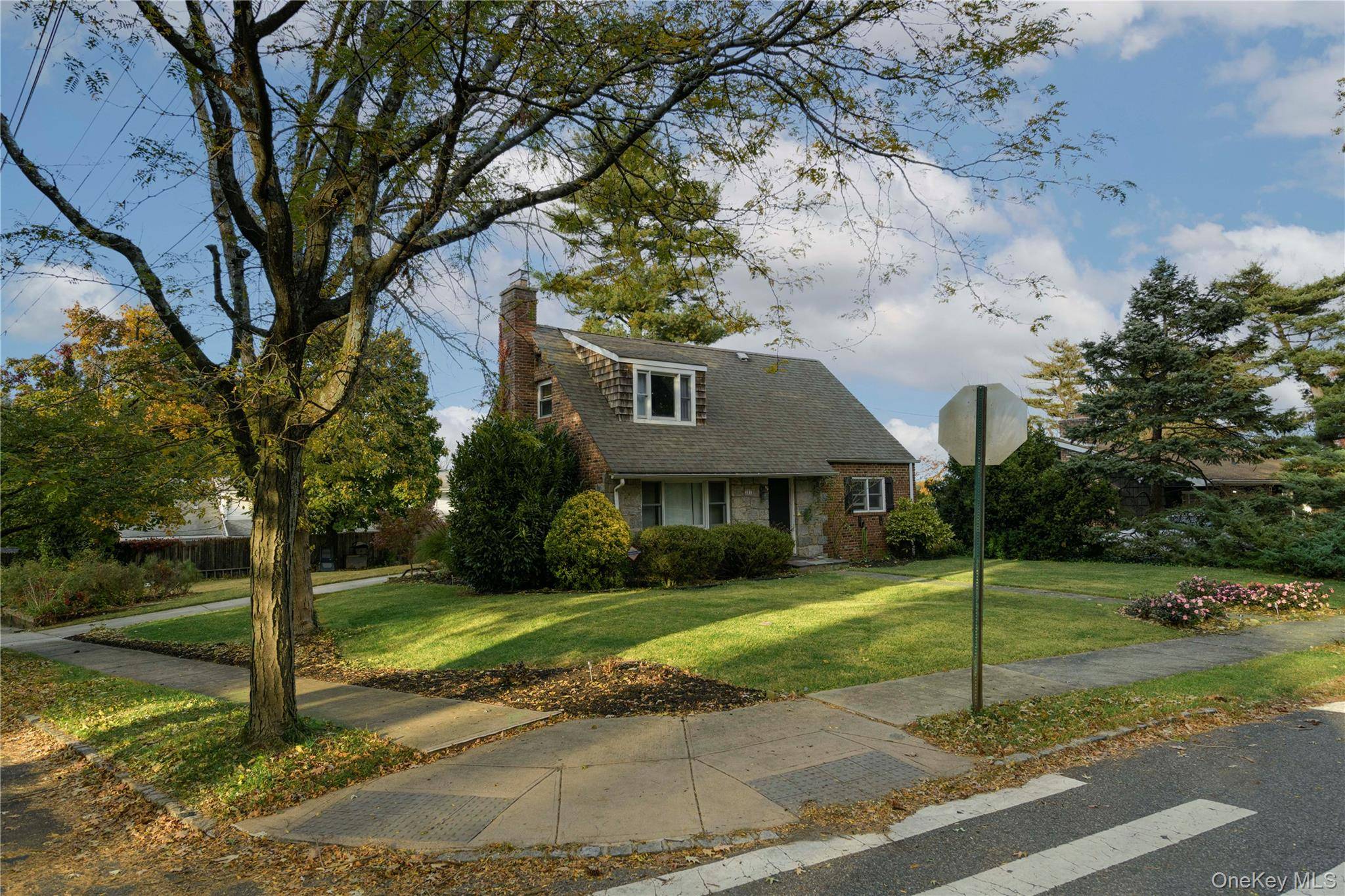 Douglaston, NY 11363,301 Park LN