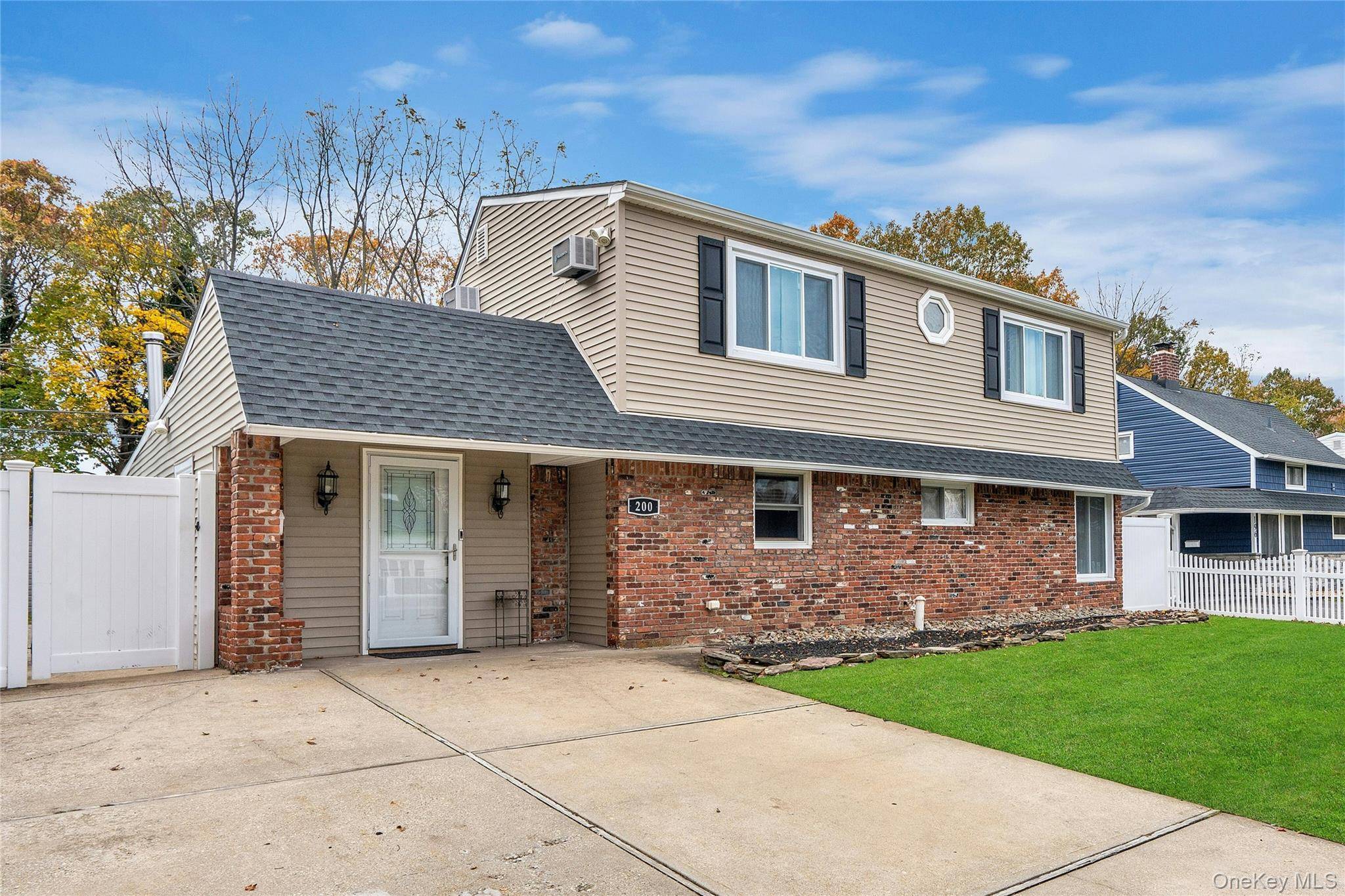 Wantagh, NY 11793,200 Willowood DR