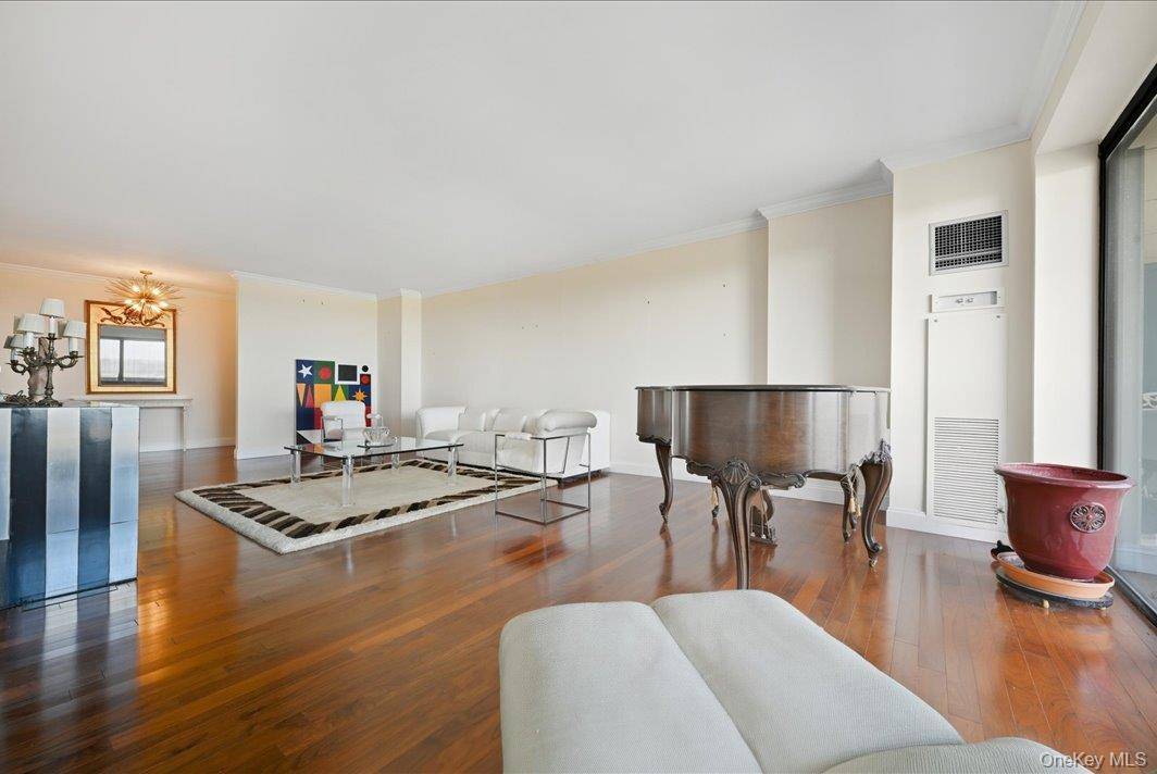 Floral Park, NY 11005,27010 Grand Central Pkwy #17K