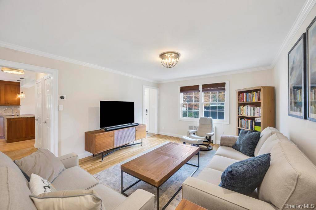 Smithtown, NY 11787,311 Devon LN