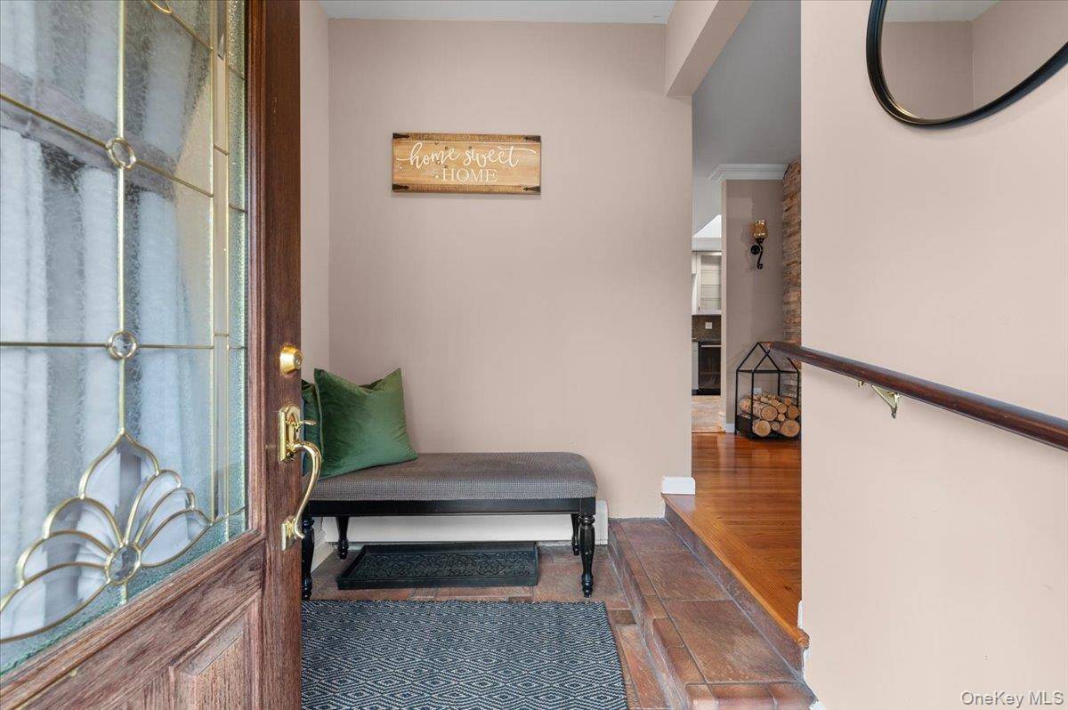 Bay Shore, NY 11706,1321 Manor LN