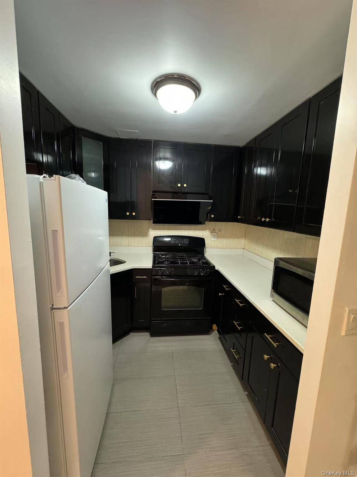 Flushing, NY 11357,38-08 147 ST #C2