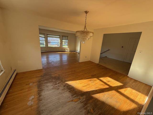 Roslyn, NY 11576,19 Carriage RD