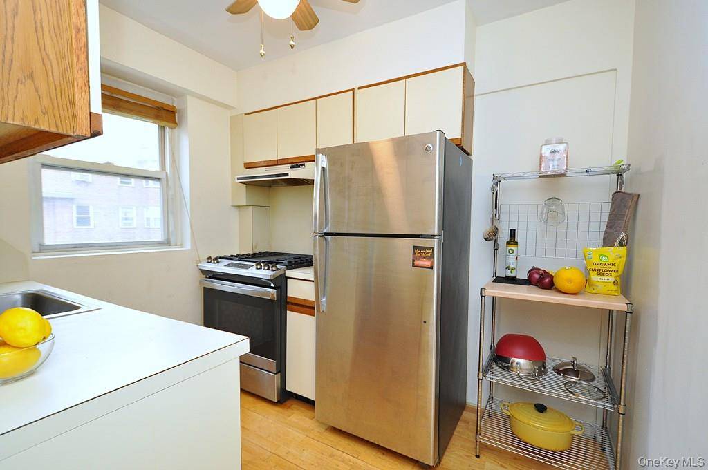 Scarsdale, NY 10583,235 Garth RD #D5E