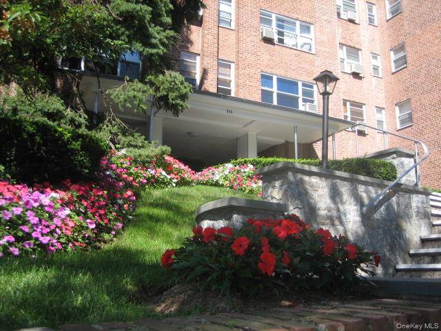 Scarsdale, NY 10583,235 Garth RD #D5E